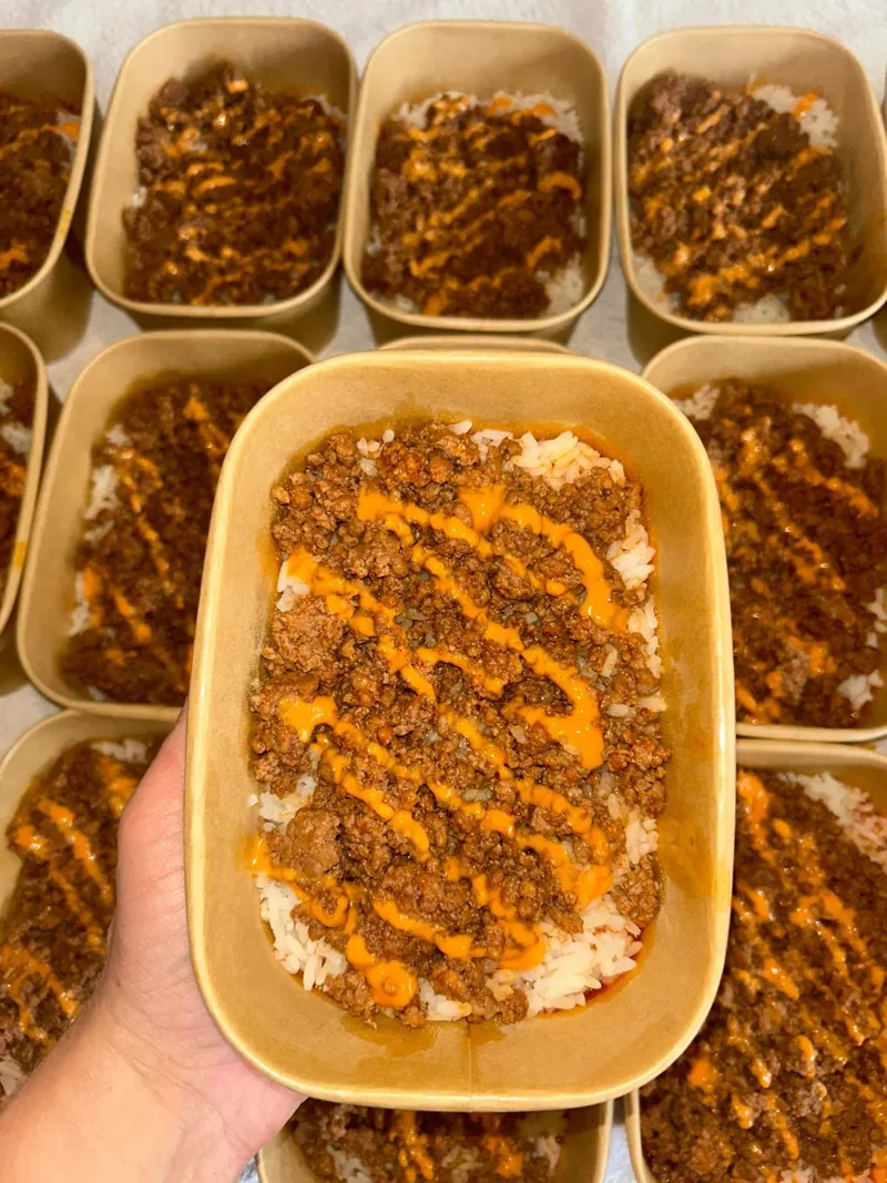 Beef cheeseburger rice bowl with sriracha mayo